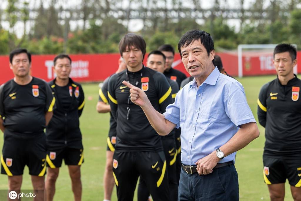 关于对阵西汉姆时坎布瓦拉首发——是的，这让我们本赛季已经有5名中后卫首发，今天，我们仍有三四名球员处于生病或者受伤当中，我们不得不去调整相应的位置。